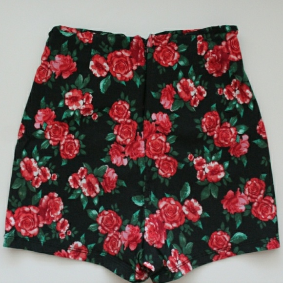 Floral high waisted shorts 🌸 - Picture 2 of 3
